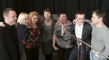 Bijušie Dzeguzēni un viņu vadītāja. No kreisās: Viesturs Jansons, Ilze Jaunalksne, Leonarda Ķestere–Kļaviņa, Kristīne Jurjāne, Daila Martinsone, Kārlis Būmeisters un Mārtiņš Egliens. Foto — Jānis Saliņš, F64