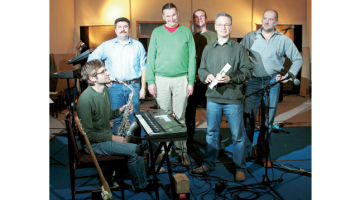 Koncertā Dzeltenie pastnieki muzicēs klasiskajā pilnajā sastāvā:  Ingus Baušķenieks (balss, basģitāra; vidū), Viesturs Slava (balss, ģitāra; otrais no labās), Zigmunds Streiķis (taustiņi; otrais no kreisās), Ilgvars Rišķis (bungas; pirmais no labās), kuram pievienosies arī Uģis Vītiņš (taustiņi; sēž) un Didzis Erra (perkusijas; trešais no labās).