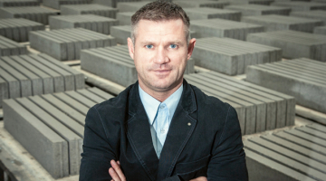 «Man vismazāk pieder, tāpēc visvairāk jāstrādā,» smejas Dairis Drīksne, angļu filologs pēc izglītības, kas sešos gados kļuvis par bruģa ražotnes Eko bloks galveno dzinējspēku.