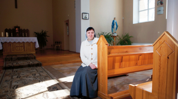 «Pasaule bija noilgojusies pēc tēva. Pēc vienkāršības, cilvēcības,» par jauno pāvestu Francisku saka māsa Emanuēla, kas strādā Kauņā. Uz brīdi viņa viesojās dzimtajā Latgalē.
