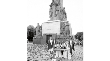 1987.gada 14.jūnijā Spārīte ar Gunu (vidū sēž) pēc koncerta aizgāja pie Brīvības pieminekļa un vienkārši sāka spēlēt.