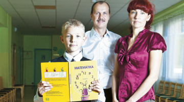 Natālijas un Mihaila Korotkovu ģimenē runā krieviski, tomēr abi dēli ir mācījušies latviski, jaunākais — jau no bērnudārza. Ģimene atzīst, ka sākumā bažījušies, kā dēliem klāsies mācībās, tomēr rezultāts izrādījies negaidīti pozitīvs. Foto — Nora Krevņeva, F64