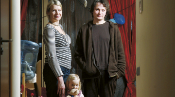 Ģirts, Agnese un mazā Marsela dzīvoklī Vecāķos. Foto — Mārtiņš Zilgalvis, F64