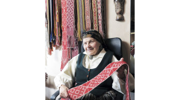 Audēja Aina Grīnvalde priecājas, ja kāds viņu iztaujā par Lielvārdes jostas zīmēm, jo tās, viņasprāt, katram jostas valkātājam dod spēku un pārliecību par sevi.