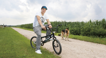 Tik skaista, bet arī tik neziņas pilna vasara. Kamēr draugi brauc uz sacensībām, Māra Gūtmaņa BMX ritenis rūsē garāžā, un suns Ferro nesaprot, kādēļ saimnieks reizēm skumst.