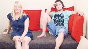 Divi no Naughty Squirrel Backpackers Hostel īpašniekiem  —  Gunita Zelmene un austrālietis  Džerods Folkners. Foto — Andrejs Strokins, F64