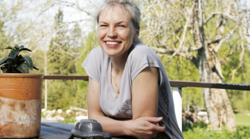 Ingas Ābeles darbi top Allažu pagasta Stiķenos. Uz etnogrāfiski skaisto lauku viensētu, kurp no Siguldas ved neasfaltēts ceļš, rakstnieci atvilinājis tāds pats sapņotājs kā viņa — gaisa balonu pilots Gunārs Dukšte. Foto — Mārtiņš Zilgalvis, F64