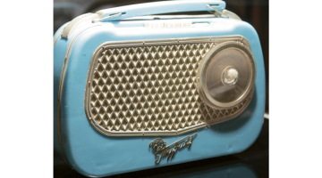 VEF radioaparātu izceltie skaļruņi brīžiem atgādina 30.gadu auto uzkrītošās radiatoru restes. Foto — Raitis Plauks, F64