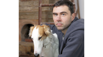 Režisors Viesturs Kairišs ar savu vēja suni Buzi.