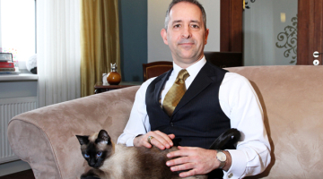 «Divas dienas pa 18 stundām! Režisors Jānis Nords ir perfekcionists,» par filmēšanos LIAA jaunajā video saka Rīgā dzīvojošais amerikānis Deivids Holahans. Honorāru viņš atdevis Ziedot.lv — ir lepns par iespēju brīvprātīgi reklamēt Latviju.