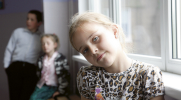3.klases skolniece Karīna Baļuka izglāba slīkstošo brāli, veicot sirds masāžu un izsaucot neatliekamo medicīnisko palīdzību. Foto — Mārtiņš Zilgalvis, F64
