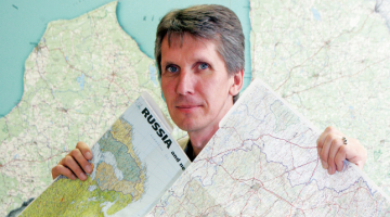 SIA Karšu izdevniecība Jāņa sēta valdes priekšsēdētājs Jānis Turlajs: «Mēs strādājam daudz smalkāk par lielajām nācijām. Neaizmirstam ne baskus, ne kataloņus, ne čuvašus, ne čečenus. Tas viss parādās arī vietu nosaukumos. Kartogrāfijā ir ļoti daudz politikas.»