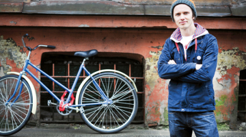 Renāram Kauperam nozagti septiņi velosipēdi. Vienā no reizēm: «Biju aizgājis uz tikšanos ar Tibetas mūkiem, enerģiju sasmēlies nāku ārā — no riteņa palicis tikai sēdeklis.»