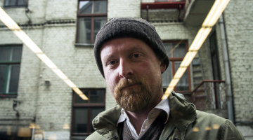 Maiks Koljers, kā jebkurš žurnālists, sapņoja par savu grāmatu. Lasīja klasiķus — Čehovu un Dostojevski, Servantesu un Hašeku. Tad viņa rokās nonāca kāds slikti uzrakstīts mūsdienu autora darbs, kas saņēmis Bukera balvu. «Sapratu — pat ja neuzrakstīšu tik labas grāmatas kā lielie grandi, manējā nebūs slikta. Baiļu vairs nebija.»