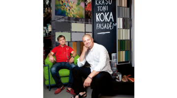 Krāsu servisa līdzīpašnieki Kristians Gabaliņš (pa labi) un Juris Robežs.