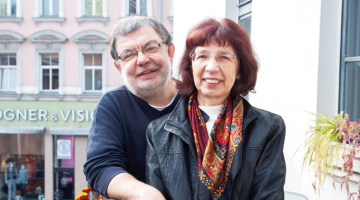 Šonedēļ 20 gadu jubileju svin Vecrīgas kādreizējās Kinogalerijas izveidotāji Zviedri un viņu pieci darbinieki. Novembra vidū viņi savā pašreizējā saimniekošanas vietā kinoteātrī K.Suns sola rādīt Vernera Fasbindera filmu Berlin Alexanderplatz, kurai ir 14 daļas, un tās skatīšanās ilgst vairāk nekā 900 minūtes.