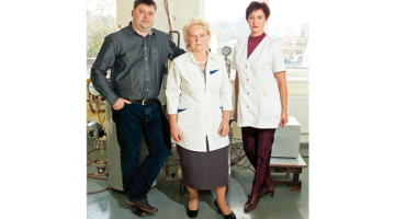 Preparāta Larifan autore un uzņēmuma Larifāns valdes priekšsēdētāja Guna Feldmane, valdes loceklis Roberts Feldmanis, ražošanas farmaceite un kvalitātes kontroliere Kristīne Saliniece.