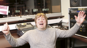 Diplomētais kordiriģents Armands Leja hokeja starplaikos spēlē sintezatoru. «Nervi beigti!» Leja komentē Rīgas Dinamo play-off spēles Gagarina kausā. Foto — Kaspars Krafts, F64