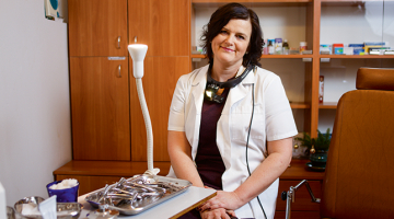 «Ir operas, kas balss saitēm grūtāk panesamas. Tāda, piemēram, ir Aīda. Tad kabinetā pacientu ir vairāk,» saka Līga, Latvijas Nacionālās operas foniatre.