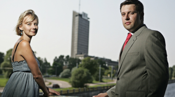 Zane Peneze kā ziņu raidījuma Panorāma politikas reportiere nostrādājusi četrus gadus, bet Kristaps Pētersons LTV projektos ir bijis trīs gadus. Foto — Reinis Hofmanis, F64