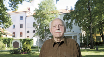 Rolands Majors ir ugunsdrošības inspektors prezidenta pilī. Viņš atbild arī par septiņiem antīkajiem pulksteņiem un vada ekskursijas pa pili. Foto — Kaspars Krafts, F64
