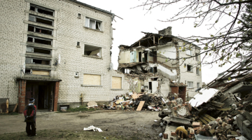 18 dzīvokļu mantas izgāztas kaudzēs pie nama ieejas un aizmugurē: krustu šķērsu zābaki, gultas pārklāji, rotaļlietas, trauki un grāmatas, dokumenti.