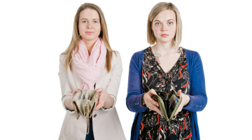 Ilze Vēbere (pa kreisi) strādāja Lielveikala kasē