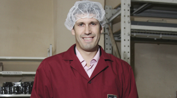 Uzņēmuma Melnā kafija  ģenerāldirektors Māris Čakste. Ielauzusies Somijas tirgū, firma tagad skatās arī Zviedrijas, Lielbritānijas un eksotiskāku valstu virzienā. Foto — Mārtiņš Zilgalvis, F64