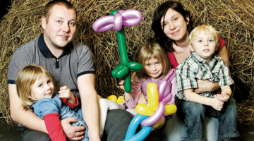 Guntars Meluškāns ir Draugiem.lv radošais direktors, Sindija — Mammamuntetiem.lv radītāja. Attēlā ar meitām Annu un Grietu, un adoptēto Daniēlu. Fotografēšanās brīdī klāt nebija vecākā dēla Dāvja.