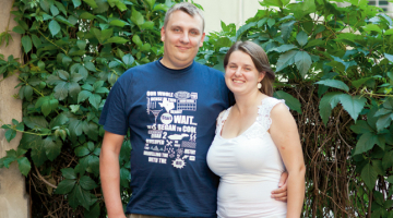 Līdz mēneša beigām DAD Cafe Rīgā, Miera ielā, skatāmas Mika un Zanes fotogrāfijas, kas tapušas, dzīvojot Kambodžā, — smaidīgi cilvēki, spilgti zaļi rīsi, dzidri zilas debesis, sarkanīgi zemes ceļi.