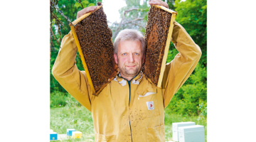Vairāki Latvijas biškopji savu produkciju pārdod igauņu un somu uzpircējiem, bet Ainars Millers pats lauž ceļu uz Vāciju.