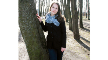 Kristīne Miļūna Rīgā studē komunikāciju zinātni.Šāgada janvārī Īrijā nomira viņas brālis Edgars, un Kristīnei nācās vākt līdzekļus viņa pārvešanai mājās.