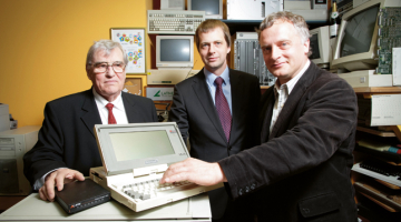 Latvijas interneta pionieri Andrejs Spektors (no kreisās), Mārtiņš Gataviņš un Guntis Bārzdiņš Matemātikas un informātikas institūta muzejā ar pirmo telefona modemu, ko 1990.gadā, braucot uz Dziesmusvētkiem, atveda Austrālijas latvietis Pēteris Kļaviņš, un ar 1991.gada Bondwell klēpjdatoru.