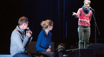 «Ja zālē sēdētu kāds no varoņiem, vai tu atpazītu viņu pēc smiekliem?» jautā Ir lasītājs Lauris.