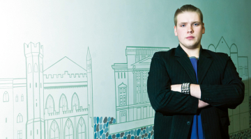 Pēkšņā uzmanība Oskaram Cinītim nepatīk, jo viņš nevēlējās, lai strīds ar iereibušo kaimiņu nonāk YouTube. Rīgas Amatniecības vidusskolā abi mācās metālapstrādi.