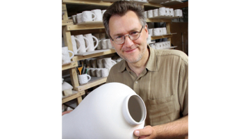 «Mums nav vērts ražot to, ko citi var uztaisīt vairāk un lētāk. Mēs ražojam to, ko citi uztaisīt nevar un nevarēs,» saka Piebalgas Porcelāna fabrikas īpašnieks Jānis Ronis.