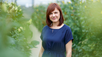 «Mūsu rozes ir tīras, mēs vairs nelietojam ķīmiskos augu aizsardzības līdzekļus,» saka Eva Bumbiere.
