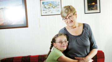 «Pa Tbilisi eju kā pa lielu augstskolu. Uz ielas gandrīz katrs otrais ir mans bijušais students,» stāsta Regīna Jakobidze. No 1976. līdz 2007.gadam strādājusi Tbilisi Politehniskajā institūtā, kas vēlāk pārtapa par universitāti, tagad viņa māca latviešu valodu 11 Gruzijas bērniem, arī mazmeitām Medejai (attēlā) un Annai.