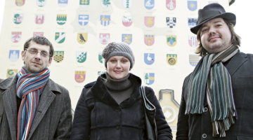 Lauris Zvejnieks (no kreisās), Ruta Krastiņa un Aigars Ruņģis pēc vairāku gadu dzīves Rīgā ir pārcēlušies uz dzīvi savās dzimtajās pilsētās. Viņi jūtas labi, jo vairs nekur nav jāskrien. Ne garīgi, ne fiziski. Foto — Jānis Saliņš, F64