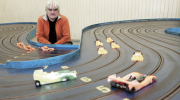 Jānis Raģe–Raģis ir Somijas 2010.gada automodelēšanas čempions un ik pa pāris gadiem plāno Dziesmu un deju svētku dalībnieku autobusu kustības shēmu. Foto — Raitis Plauks, F64