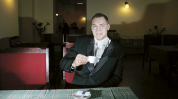 Renārs Lazovskis novērojis, ka iecienītākie alkoholiskie dzērieni Saeimas kafejnīcā ir konjaks, balzams, rums un šņabis. Vismazāk deputāti bauda vīnu. Foto — Rūta Kalmuka, F64