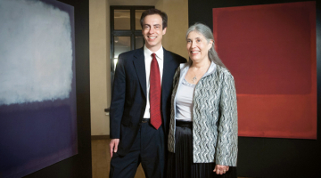 Kristofers Rotko (48) un Keita Rotko–Prizela (62) pie sava tēva gleznām Marka Rotko Mākslas centrā Daugavpilī.