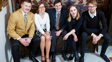 Ansis (no labās), Laurance, Alvils, Aija un Miks Rozentāli — Latvijas Mākslas akadēmijas students un topošā mākslas zinātniece, interjerists, tulkotāja un astrologs — nes Jaņa Rozentāla radošos gēnus jau piektajā paaudzē.