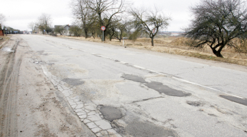 Via Baltica maģistrāle pie pagrieziena uz Baldoni pašlaik ir kā veļas dēlis. Šogad segumu beidzot paredzēts atjaunot. Foto — Mārtiņš Zilgalvis, F64