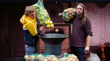 «Ziemā mazliet iedzer — tā ir kā vasaras saule,» sākot gatavot sidru nu jau nākamajai, 2014./2015.gada sezonai, pasmaida smiltenietis Jānis Matvejs (attēlā pa kreisi līdzās kolēģim Normundam Štolceram).