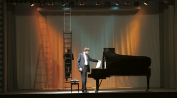Madonas kultūras namā flīģelis Steinway&Sons ir kopš 2008.gada. «Mēs varējām atļauties,» Madonas mērs Andrejs Ceļapīters piesauc treknos gadus. Foto — Mārtiņš Zilgalvis, F64
