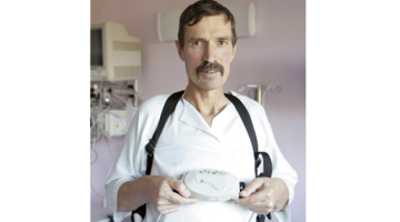 Heart Mate II kopš septembra beigām patiešām ir Aleksandra Ļeonova labākais draugs. Aparāta «kabatiņās» nepārtraukti lādējas baterijas,  kas darbina vīrieša sirds sūkni, pa nakti viņš tam pieslēdzas ar vadu. Foto — Jānis Saliņš, F64