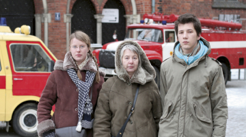 Anna Slapiņa, Natālija Djušena un Andris Slapiņš juniors šonedēļ Rīgā. Izcilā kinooperatora Andra Slapiņa atraitne un bērni dzīvo Maskavā, bet katru gadu janvārī, barikāžu laikā, ciemojas Latvijā, apmeklē traģisko notikumu piemiņas pasākumus, tiekas ar radiem un draugiem. Foto — Kaspars Krafts, F64