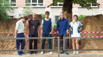 No kreisās: solists Jānis Aišpurs (32), bundzinieks Pēteris Lunde (35), ģitārists Normunds Lukša (32), basģitārists Gints Bīmanis (32) un multiinstrumentāliste Kate Pāvula (22).