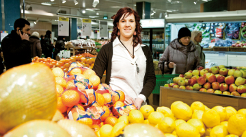Universālveikala Stockmann dekorētāja Madara Eriksone atbild par to, lai visa pārtika veikala 1.stāvā ir savās vietās un kārdinoša.